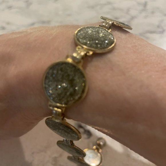 VINTAGE SPARKLE Green Stone and Gold Tone Bracelet Pre-Owned - Picture 2 of 3